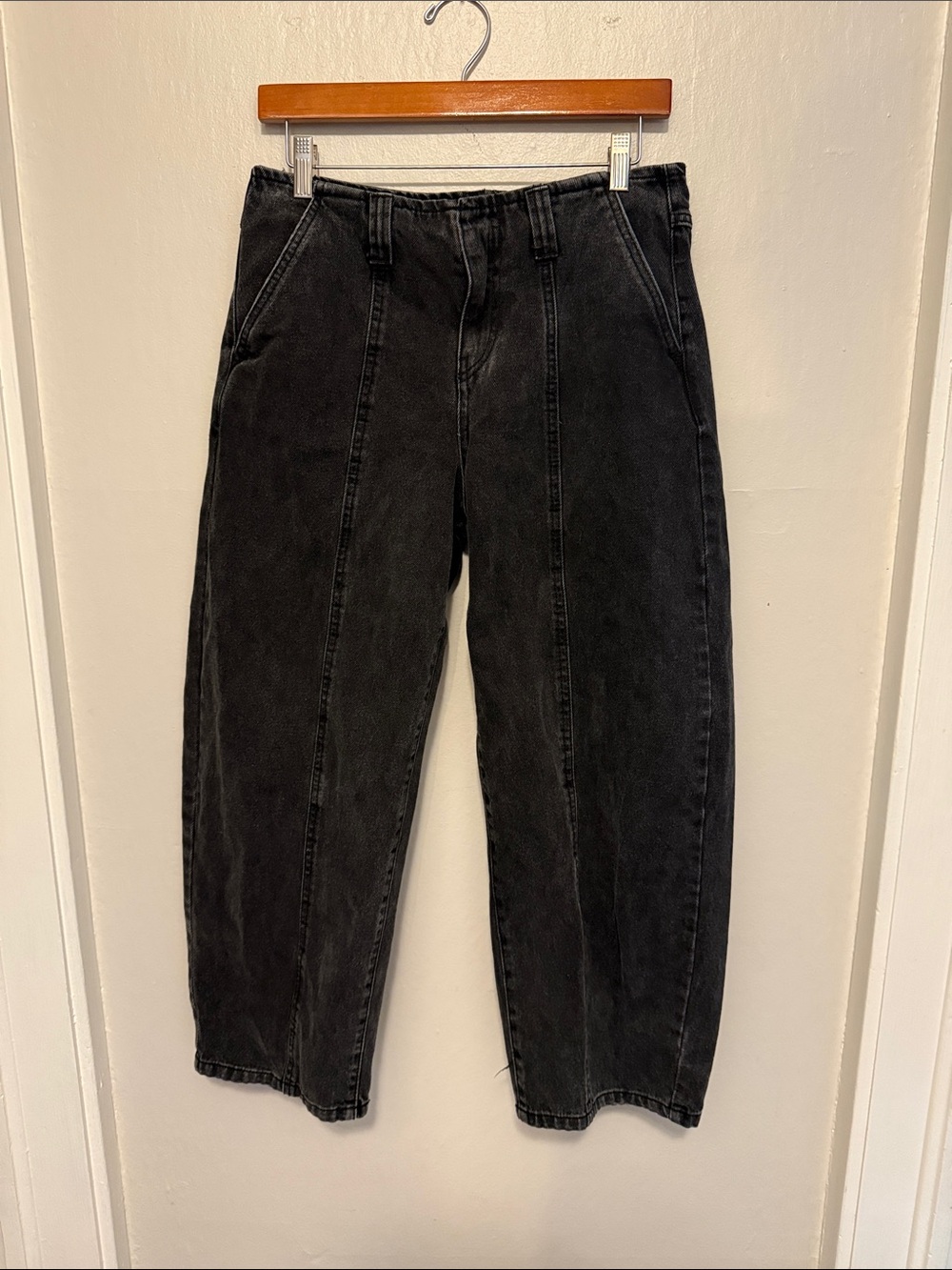 High-Rise Barrel Black Washed Jeans
